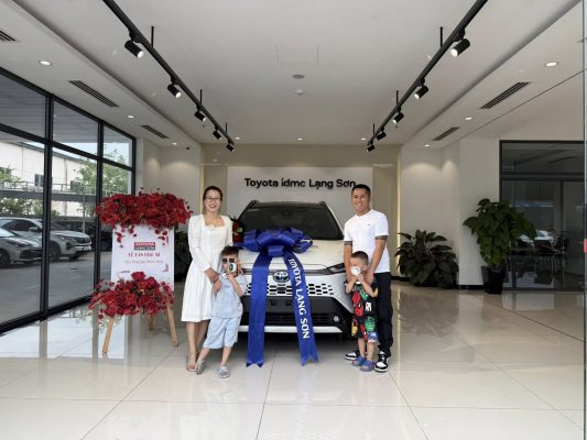 LỄ BÀN GIAO XE Toyota Lạng Sơn cảm ơn . Anh, Chị và gia đình đã tin tưởng và ủng hộ. Chúc Anh, chị và gia đình thượng lộ bình an, gặp nhiều may mắn, phát tài phát lộc. Model : Toyota Cross Hybrid, Màu Trắng Ngọc Trai . TVHB : Vi Văn Dũng ai có nhu cầu mua xe liên hệ HOTLINE: 0972.668.993 0972668993 Toyota Lạng Sơn hân hạnh phục vụ! ---------------------- 𝐓𝐎𝐘𝐎𝐓𝐀 Lạng Sơn #Crossfire https://toyota-langson.vn